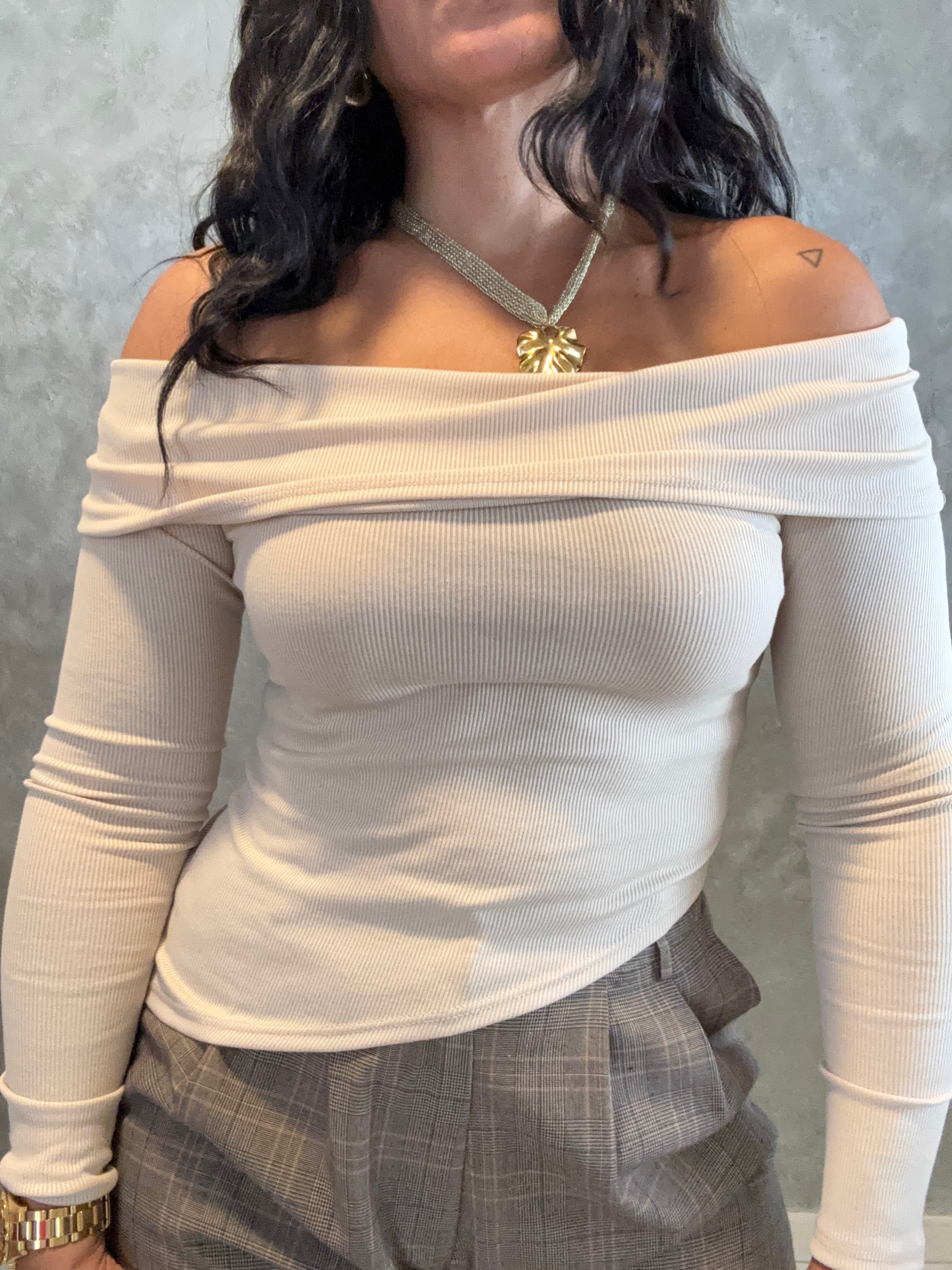 ASSYMETRICAL OFF SHOULDER TOP