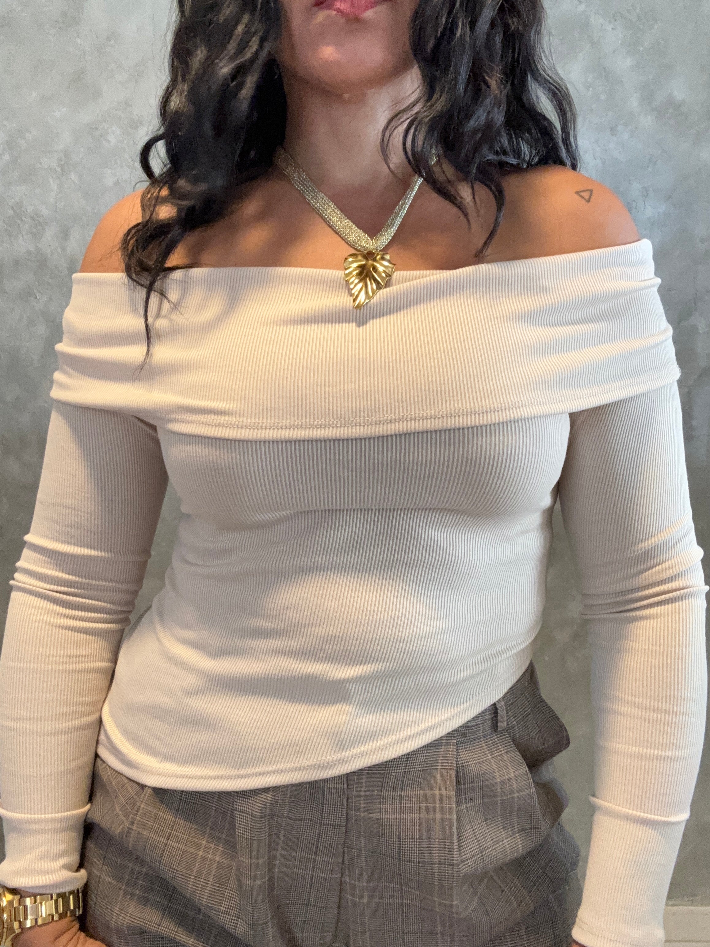 ASSYMETRICAL OFF SHOULDER TOP